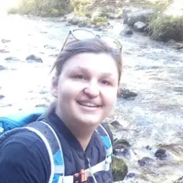 frau in der natur lacht in die kamera