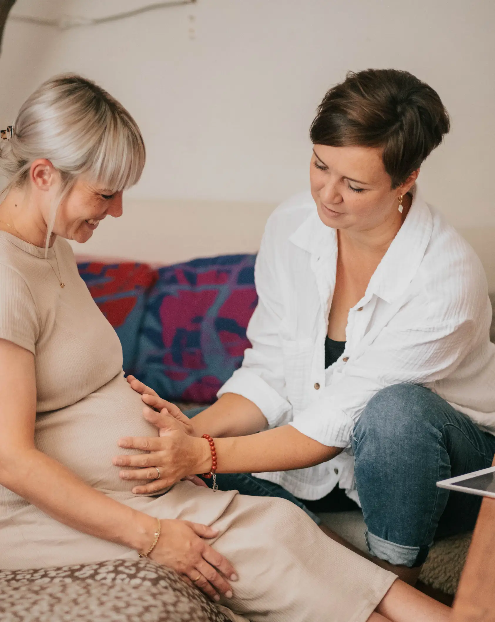 steffi haelt den babybauch einer ihrer kundinen