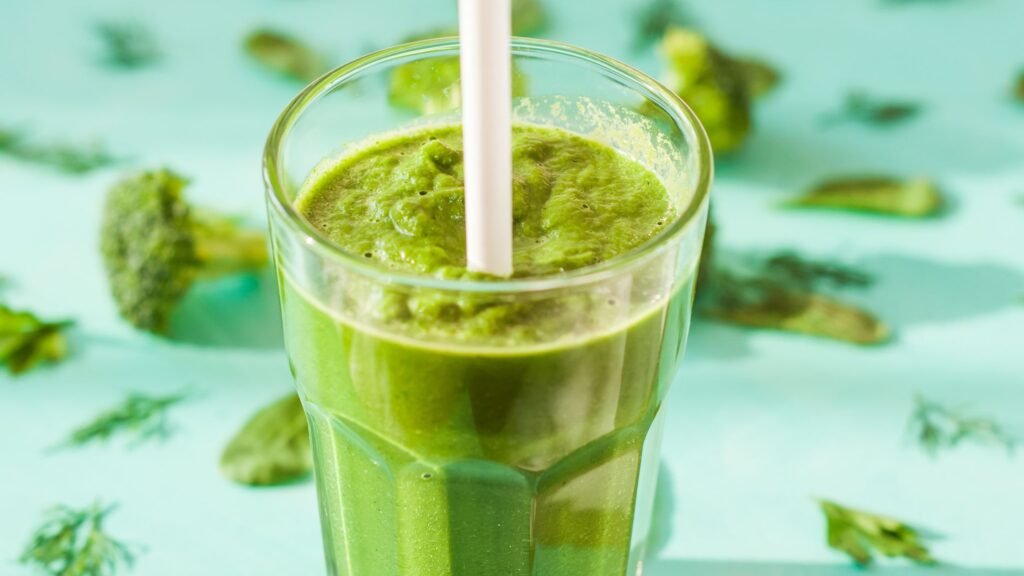 Grüner Detox-Smoothie für basische Ernährung und natürliche Entgiftung während der Schwangerschaft